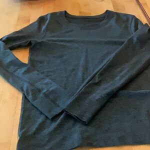 Lululemon swiftly size 4 loose fit long sleeve hardly worn